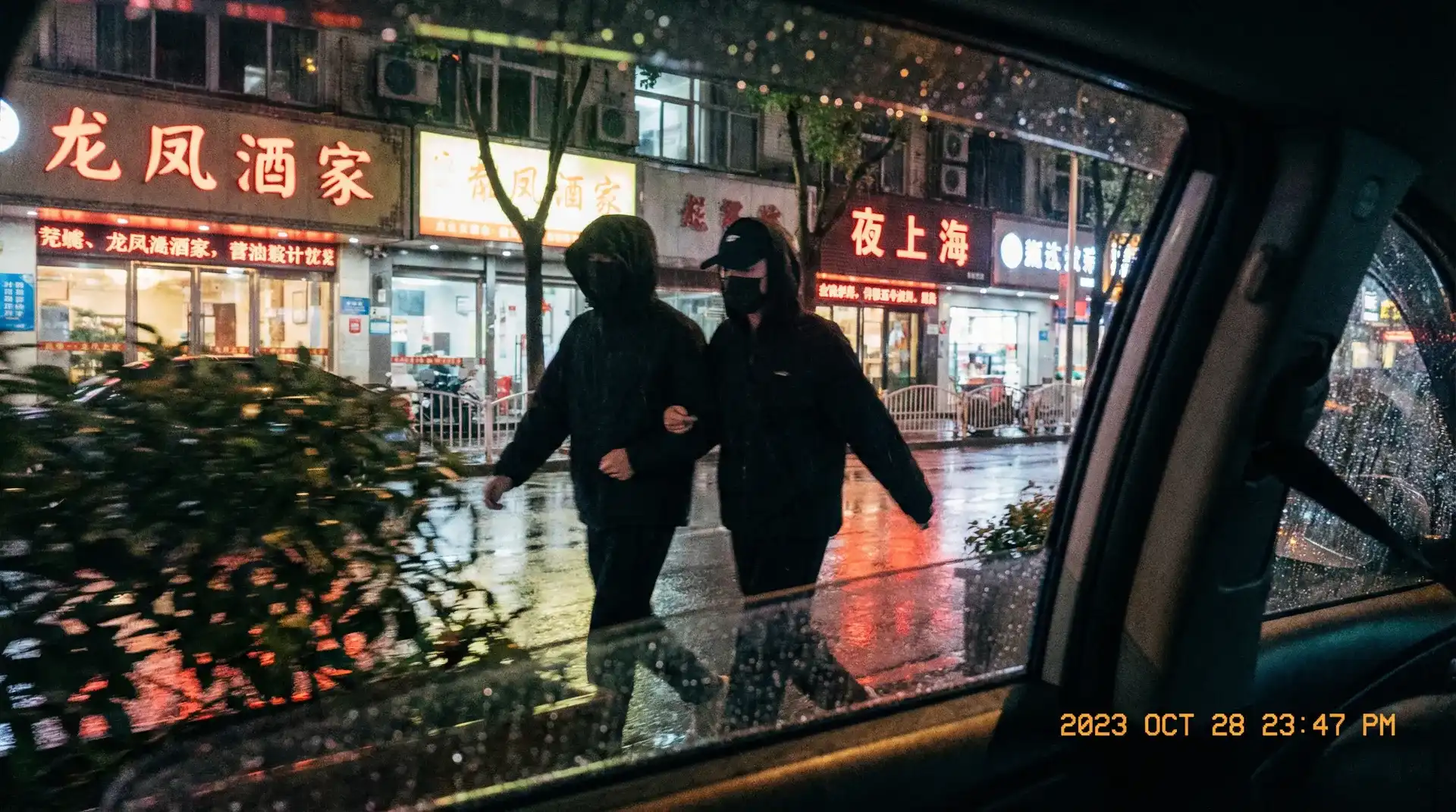 贝投娱乐 - 顶流明星深夜密会现场抓拍照片